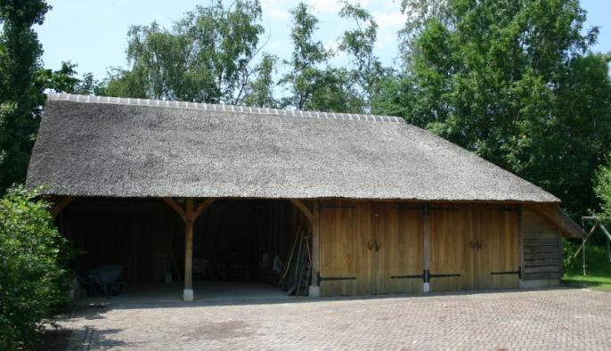 eiken bijgebouw kapschuur met carport en houten garage eiken potdeksel gevel met rieten dak