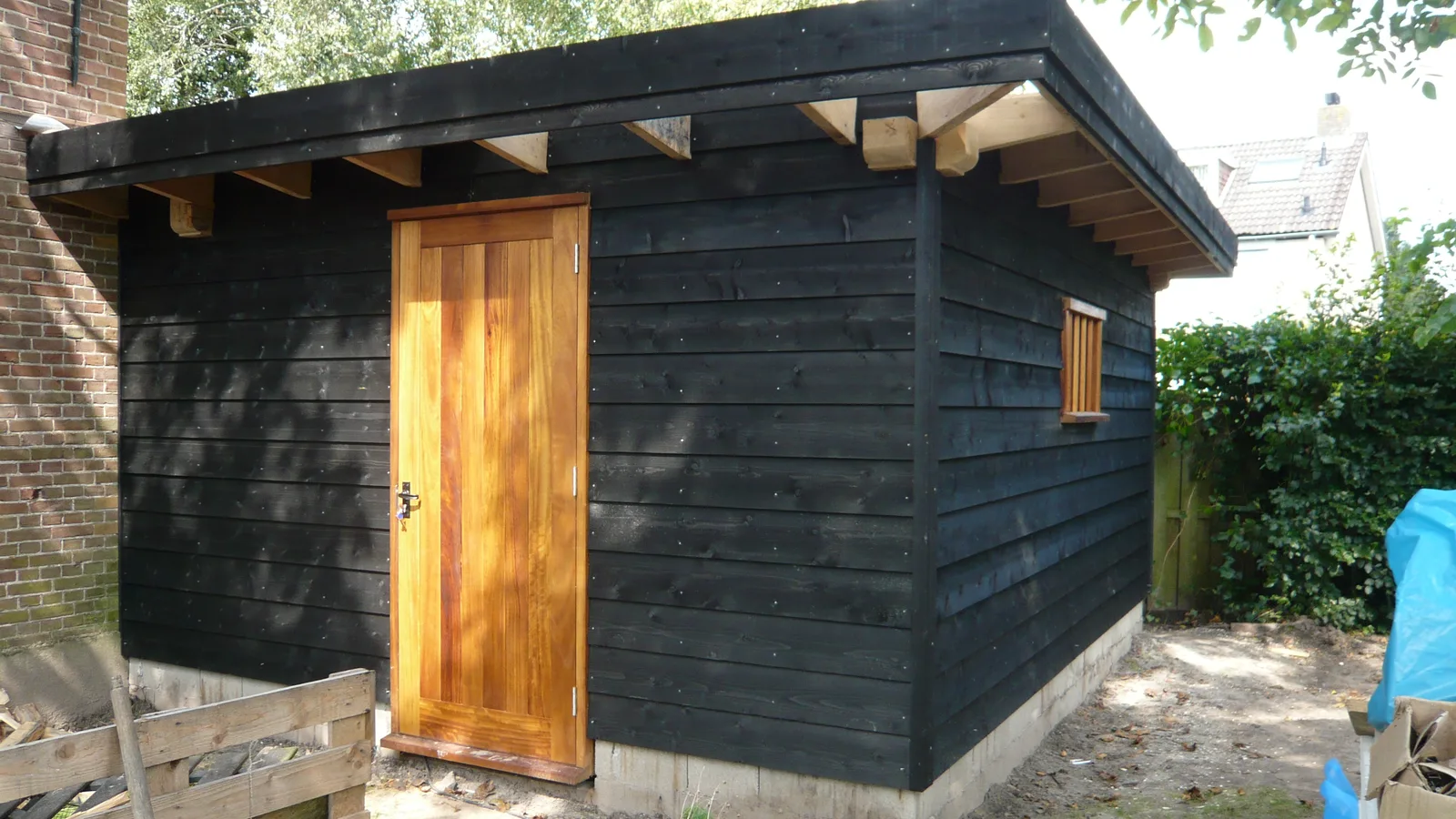 Een eiken carport met plat dak