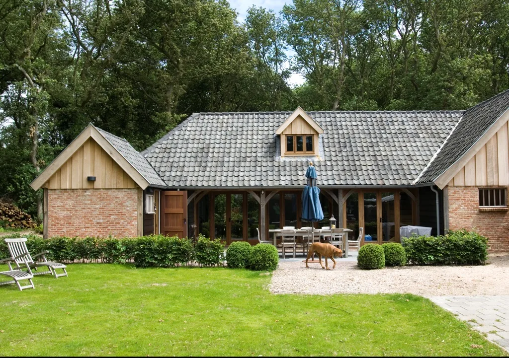 Gastenverblijf met oude holle dakpannen