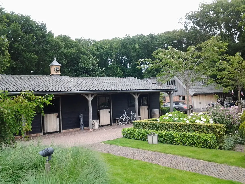 Stal met eiken kloktoren en gastenverblijf