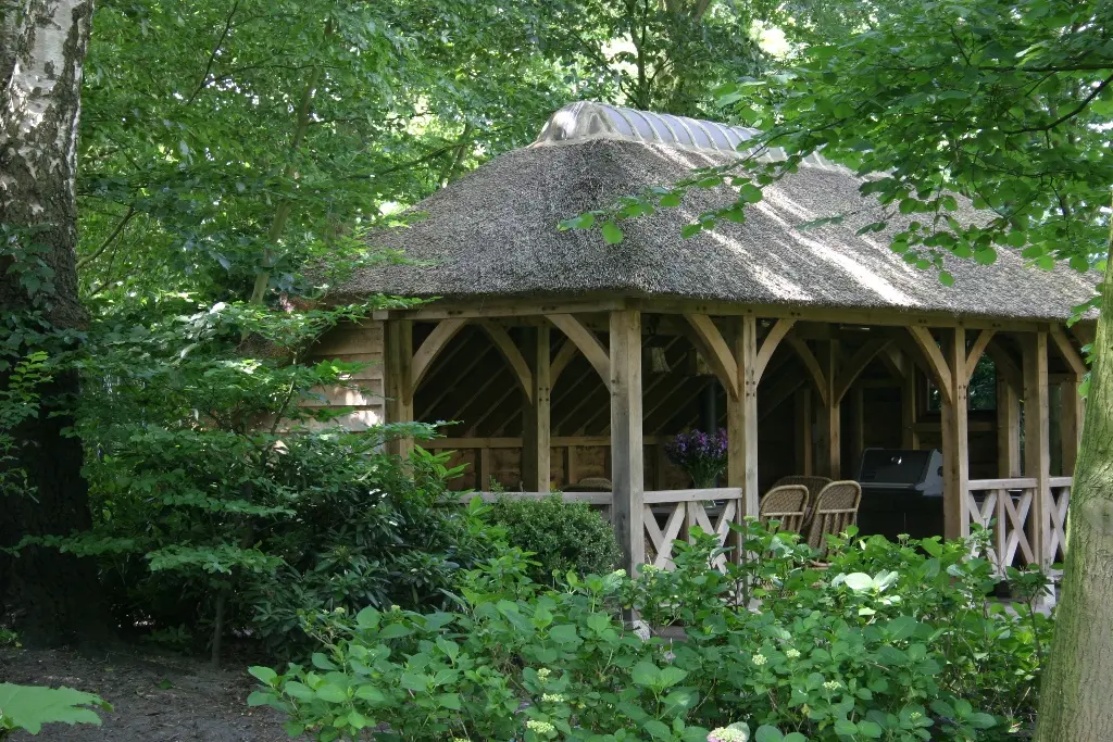 Eiken veranda met rieten kap en buitenkeuken