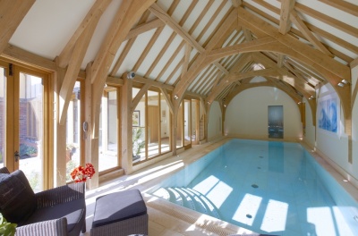 eiken zwembad overkapping met wellness en sauna ruimte