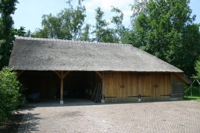 eiken kapschuur met eiken gevel en rieten dak